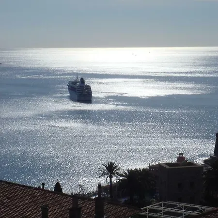 Lägenhet Charming , Bright With A Stunning View And Parking